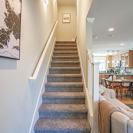 Exquisite Central Townhome With Spacious Loft And Gourmet Kitchen シアトル エクステリア 写真