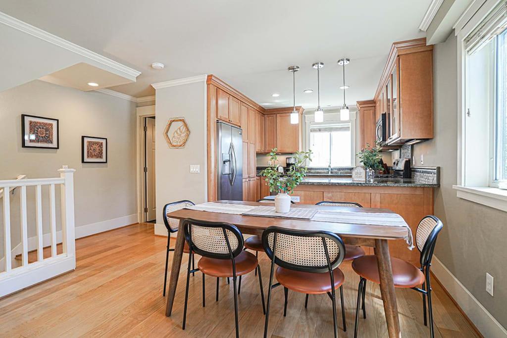 Exquisite Central Townhome With Spacious Loft And Gourmet Kitchen シアトル エクステリア 写真