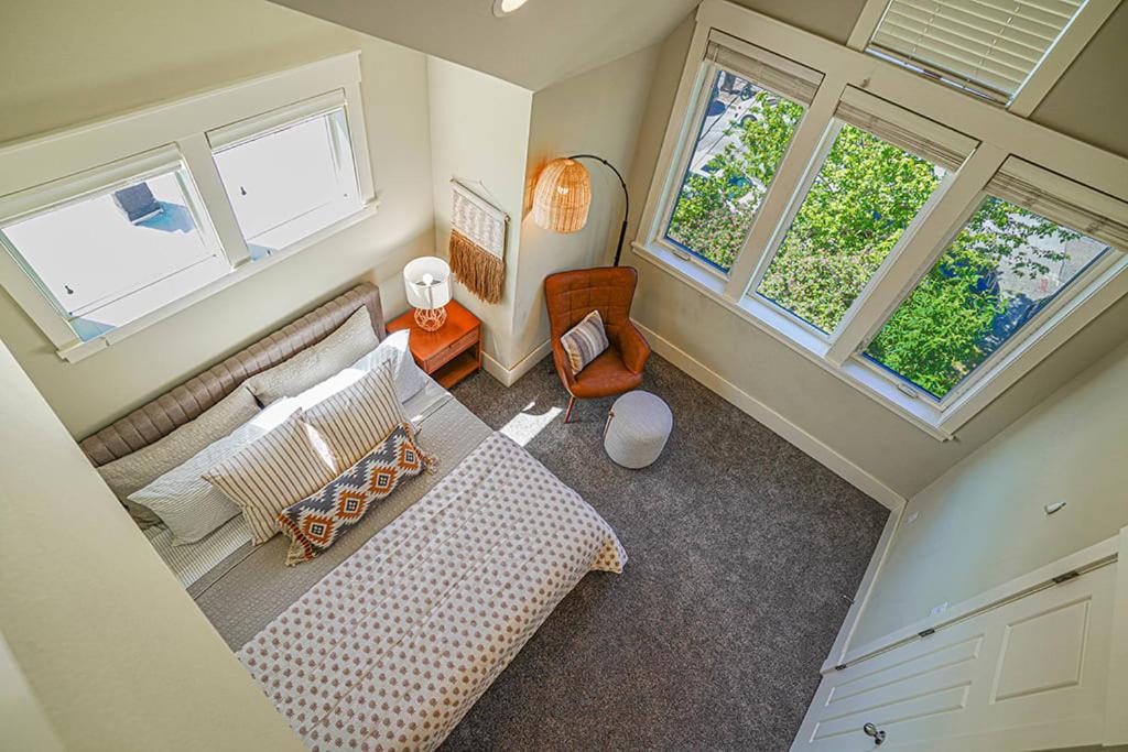Exquisite Central Townhome With Spacious Loft And Gourmet Kitchen シアトル エクステリア 写真