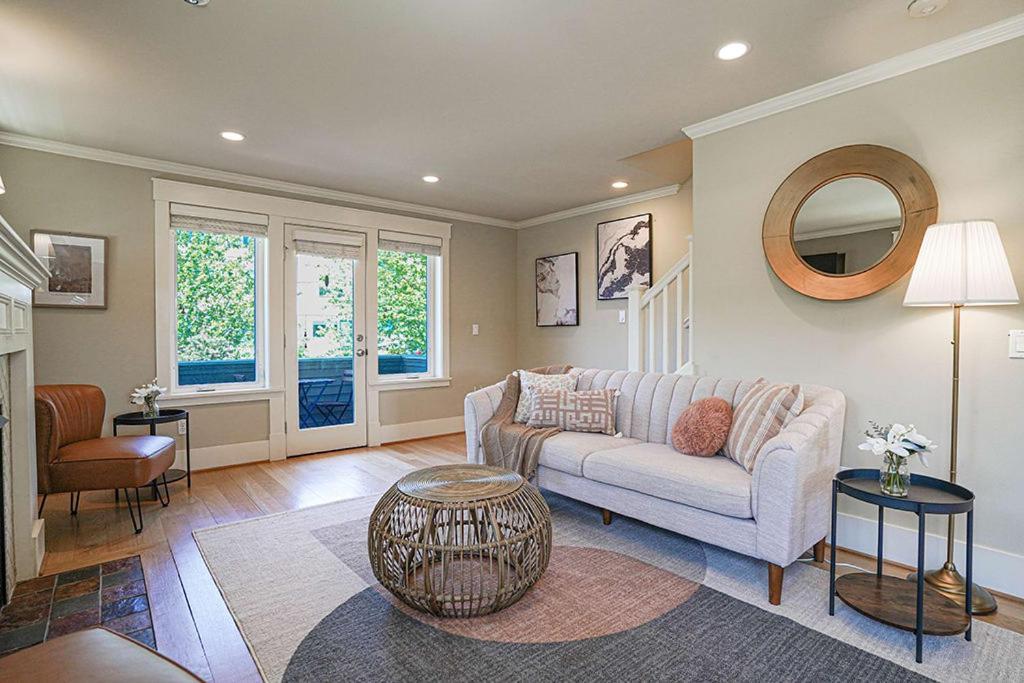 Exquisite Central Townhome With Spacious Loft And Gourmet Kitchen シアトル エクステリア 写真