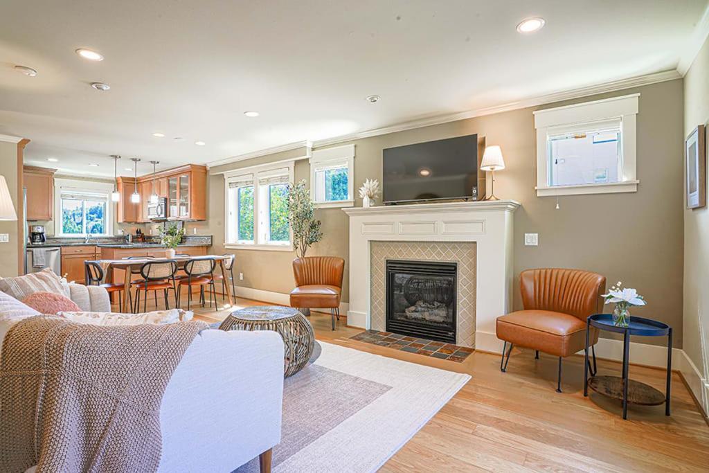 Exquisite Central Townhome With Spacious Loft And Gourmet Kitchen シアトル エクステリア 写真