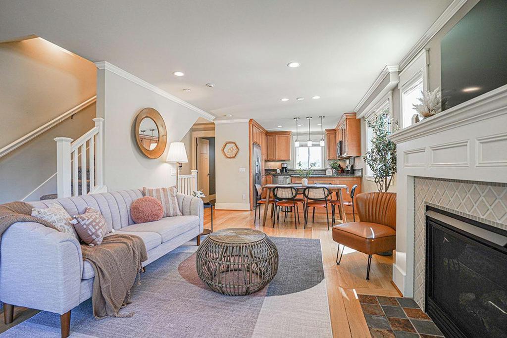 Exquisite Central Townhome With Spacious Loft And Gourmet Kitchen シアトル エクステリア 写真