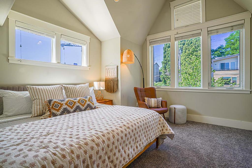 Exquisite Central Townhome With Spacious Loft And Gourmet Kitchen シアトル エクステリア 写真