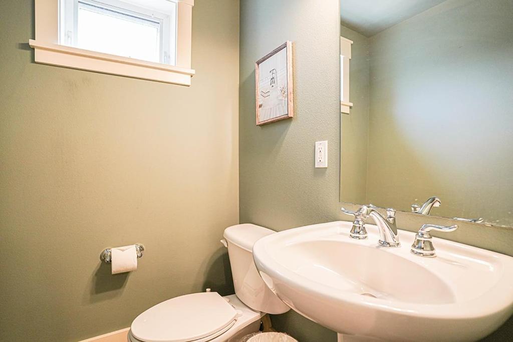 Exquisite Central Townhome With Spacious Loft And Gourmet Kitchen シアトル エクステリア 写真