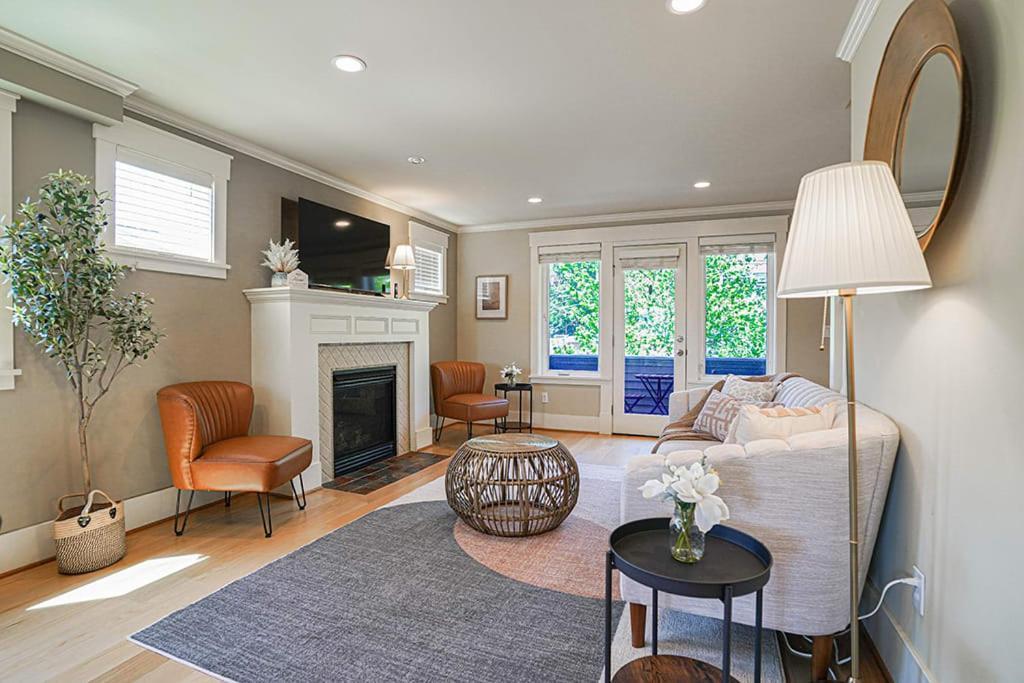 Exquisite Central Townhome With Spacious Loft And Gourmet Kitchen シアトル エクステリア 写真