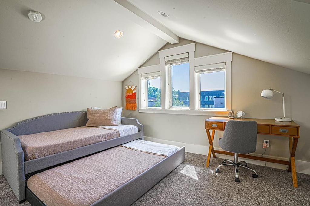 Exquisite Central Townhome With Spacious Loft And Gourmet Kitchen シアトル エクステリア 写真