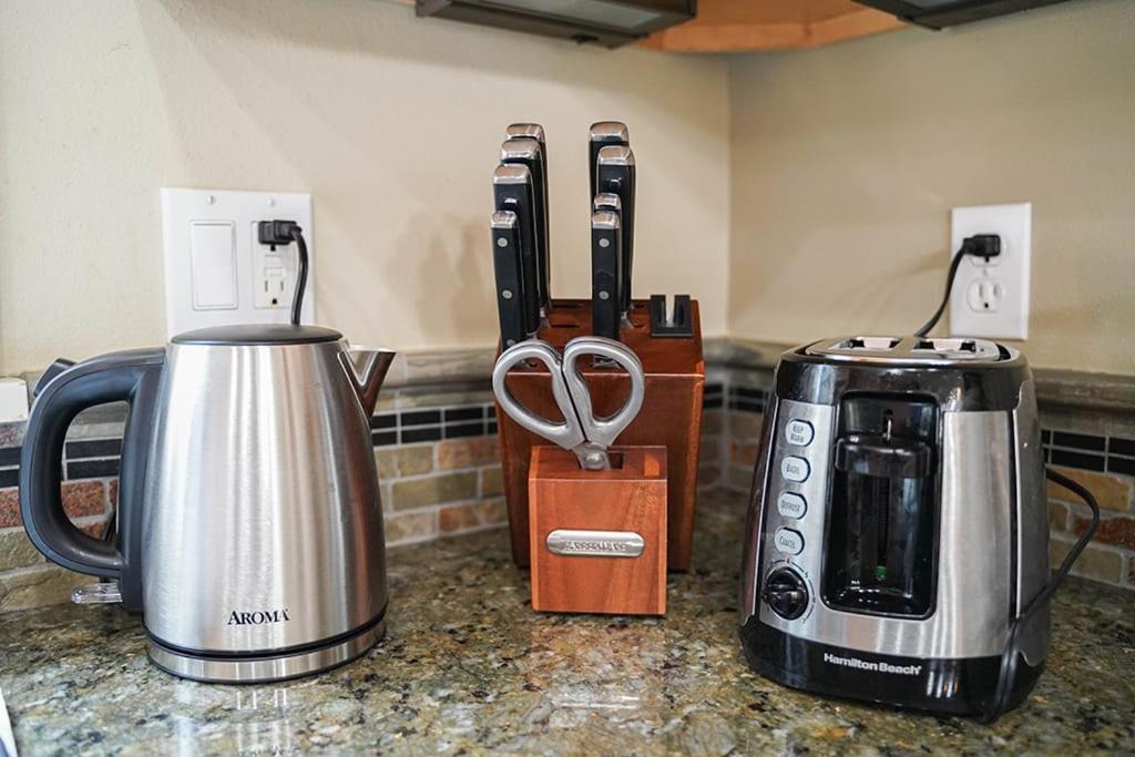 Exquisite Central Townhome With Spacious Loft And Gourmet Kitchen シアトル エクステリア 写真