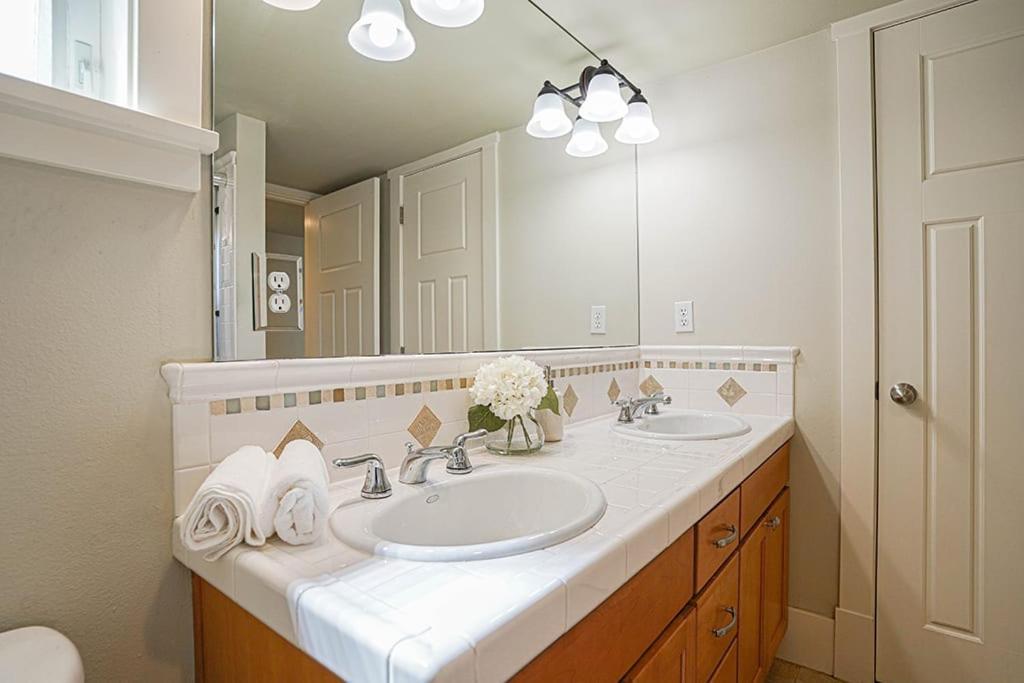 Exquisite Central Townhome With Spacious Loft And Gourmet Kitchen シアトル エクステリア 写真