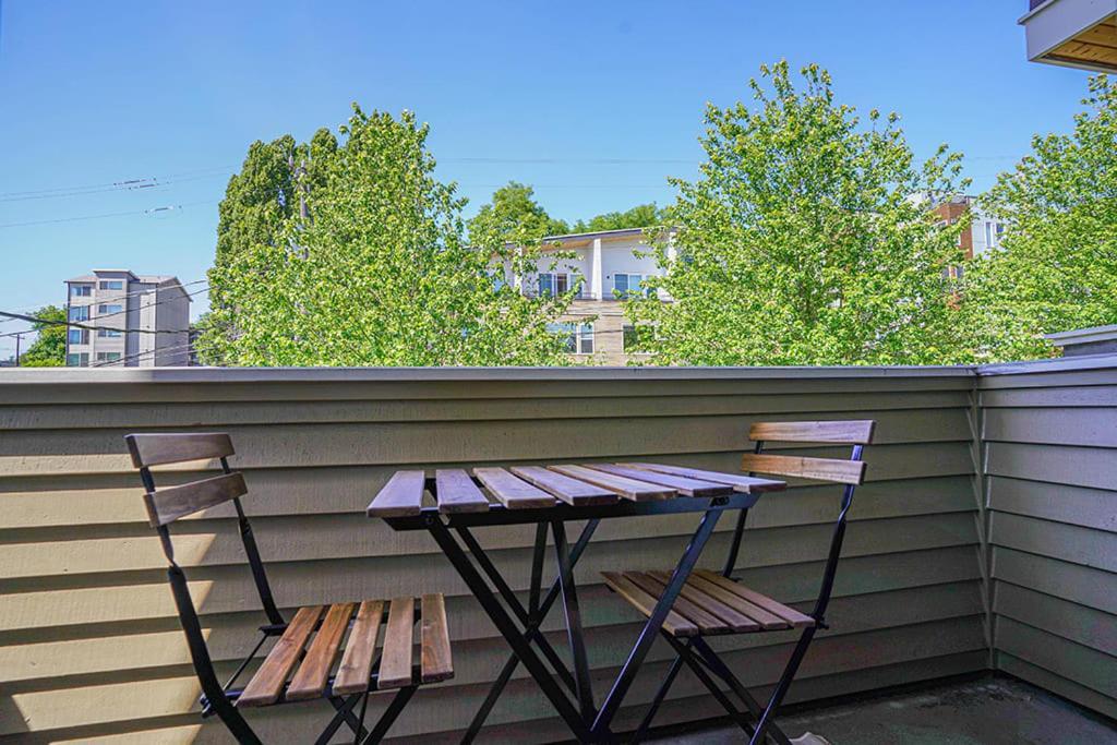 Exquisite Central Townhome With Spacious Loft And Gourmet Kitchen シアトル エクステリア 写真