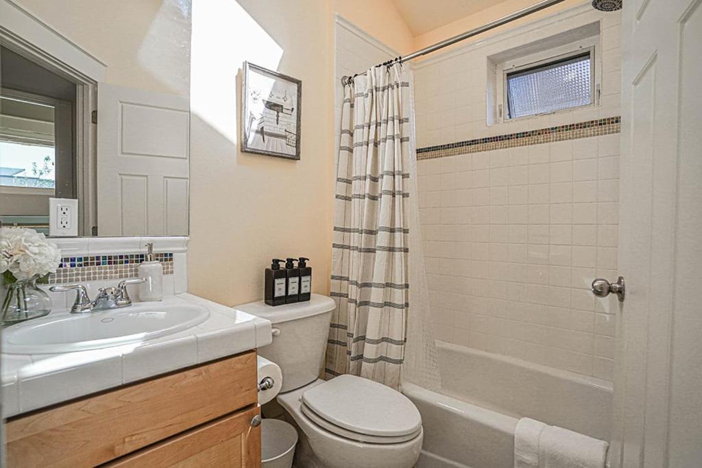Exquisite Central Townhome With Spacious Loft And Gourmet Kitchen シアトル エクステリア 写真