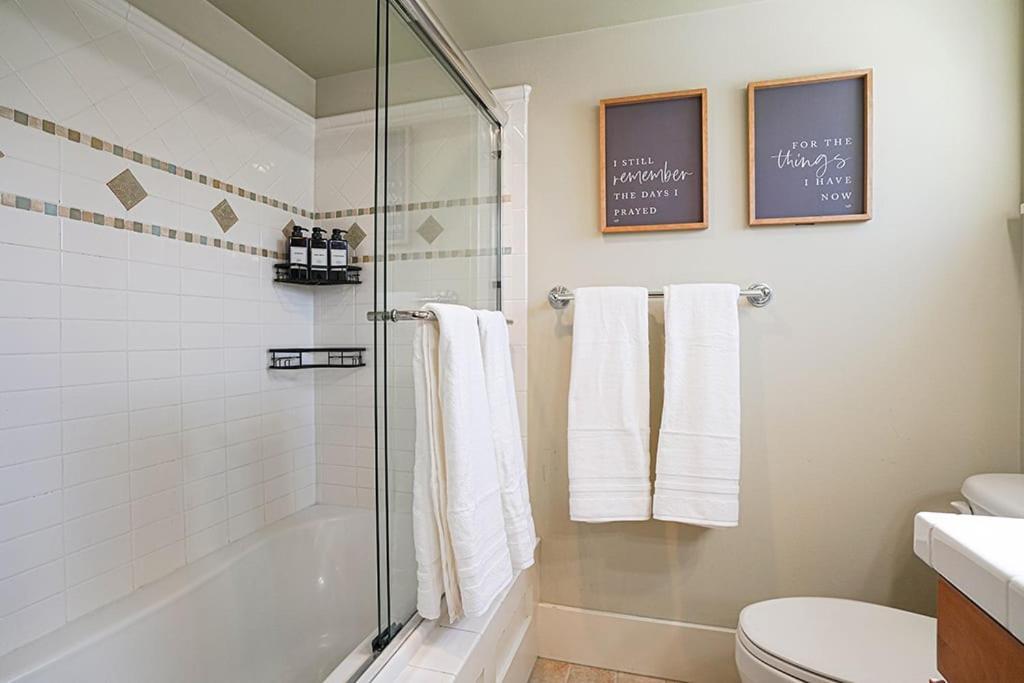 Exquisite Central Townhome With Spacious Loft And Gourmet Kitchen シアトル エクステリア 写真