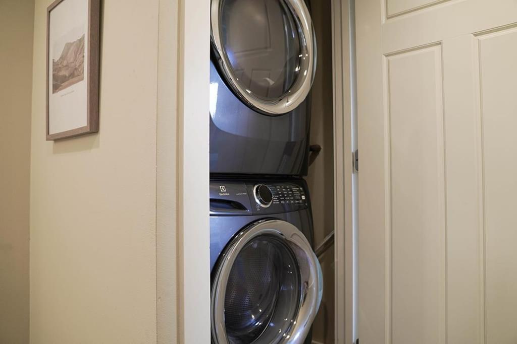 Exquisite Central Townhome With Spacious Loft And Gourmet Kitchen シアトル エクステリア 写真