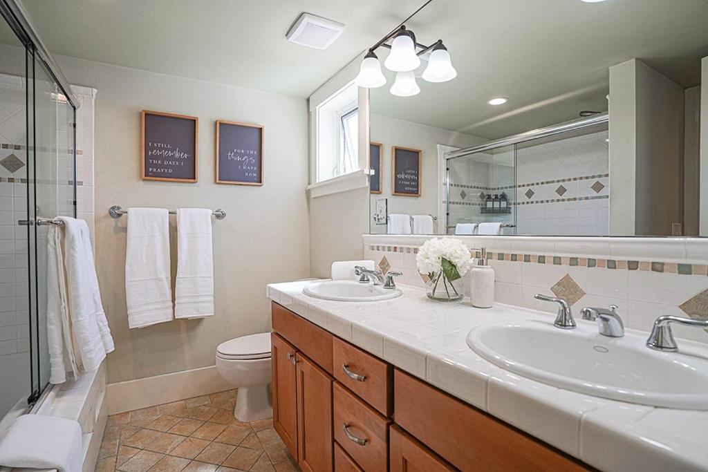 Exquisite Central Townhome With Spacious Loft And Gourmet Kitchen シアトル エクステリア 写真