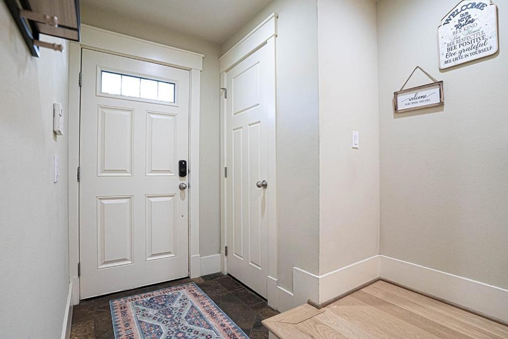 Exquisite Central Townhome With Spacious Loft And Gourmet Kitchen シアトル エクステリア 写真