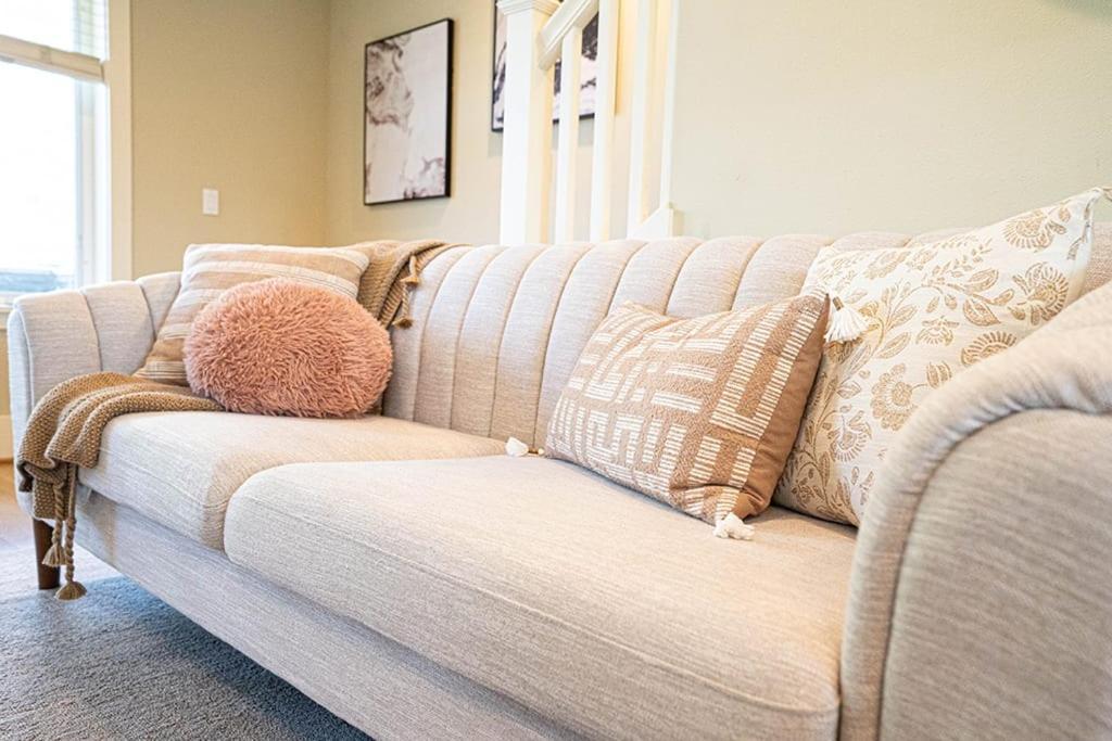 Exquisite Central Townhome With Spacious Loft And Gourmet Kitchen シアトル エクステリア 写真