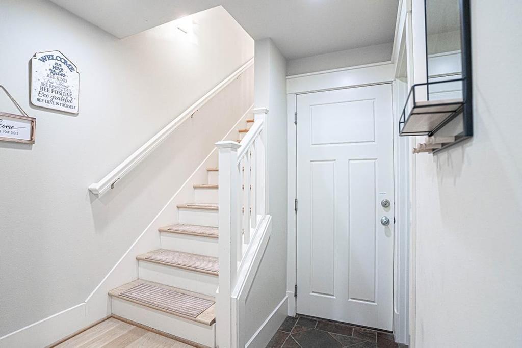 Exquisite Central Townhome With Spacious Loft And Gourmet Kitchen シアトル エクステリア 写真