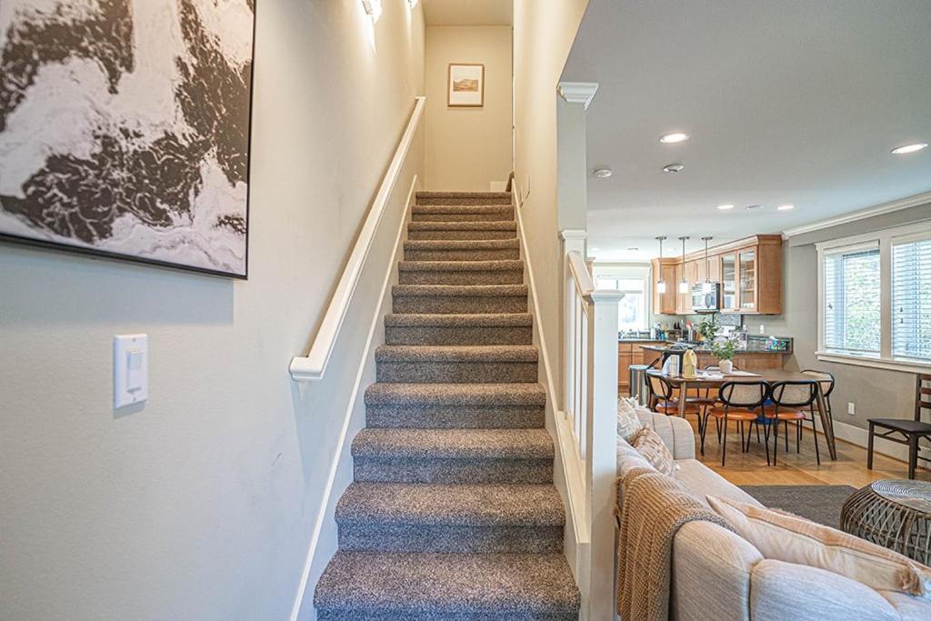 Exquisite Central Townhome With Spacious Loft And Gourmet Kitchen シアトル エクステリア 写真